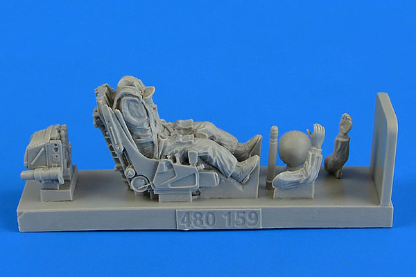 1/48 159:Soviet Fighter Pilot with ejection seat for Su-27 Flank