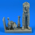 1/32 091: US Navy Pilot w/Bag- Vietnam War