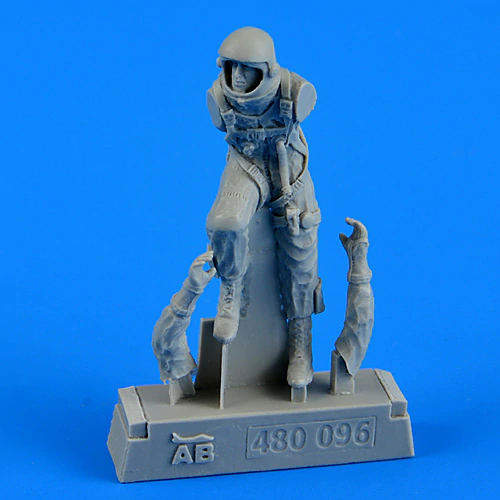 1/48 096: U.S.A.F. fighter Pilot Pressure suit 1960 - 1975